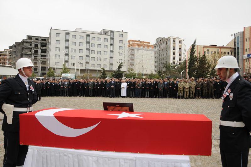 <p>Mardin'in Nusaybin ilçesinde, bölücü terör örgütü PKK mensuplarına yönelik operasyonda şehit düşen özel harekat polisi Kazim Esmer ile trafik kazasında şehit olan Mardin Terörle Mücadele Şube Müdürü Gaffari Güneş'in cenazesi törenle memleketlerine uğurlandı. Mardin Emniyet Müdürlüğü bahçesinde düzenlenen törende, şehitlerin Türk bayrağına sarılı naaşları katafalka konuldu, öz geçmişleri okundu ve dua edildi. </p>