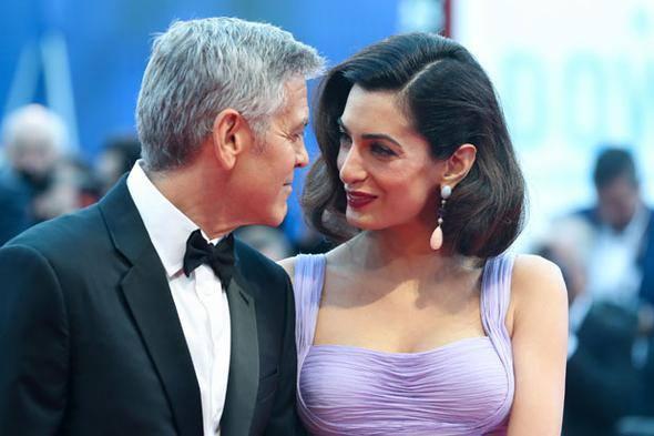 <p>George Clooney'in eşine karşı nazik tavırlarıda hayranları tarafından tam not aldı. </p>