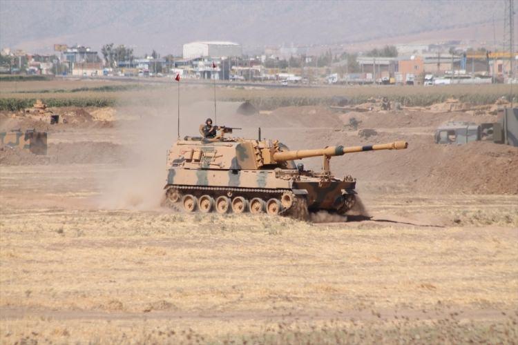 <p><strong>TÜRKİYE'NİN 120 KM'LİK SINIRI EL KAİDE'NİN ELİNDE</strong></p>
<p>Diplomatik kaynaklar, Türkiye’nin 138 kilometrelik sınır hattının 120 kilometre hattının El Kaide unsurları tarafından alınmış olmasının El Bab’da olduğu gibi Türkiye’nin güvenliği açısından birinci dereceden önemli olduğunu belirtiyorlar.</p>