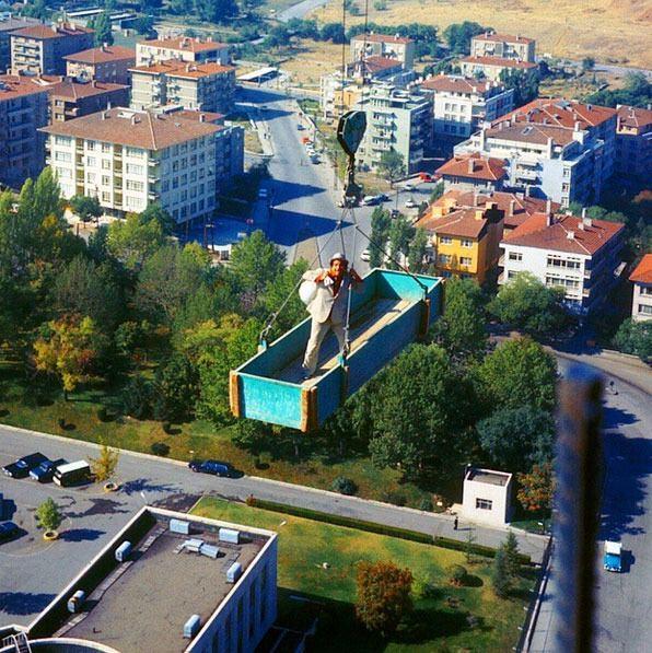 <p>Zeki Alasya usta çeşitli marifetleri ve korkusuzluğu ile bilinir ama bu biraz fazla gibi sanki!..Kesin çok da pis sallanır o iskele!... İlk ve doğal bungee jumping, tek fark ayağında seni geri çekecek lastik ip yok!..  İş bankası merkez binası şantiyesi burası!..Güzel bir yükseklik!.. Ankara 1974</p>

<ul>
</ul>
