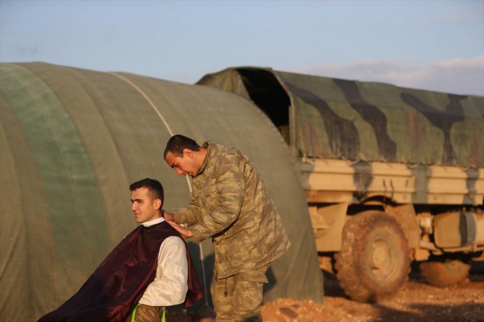 <p>Her detayın düşünüldüğü birliklerde Mehmetçik traş gibi günlük bakımını da yaptırabiliyor.</p>