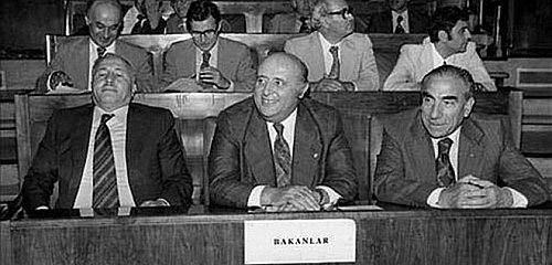 <p><strong>1977-1978/ II. Milliyetçi Cephe Hükümeti</strong></p>
<p>41. hükümet, bilinen adıyla 2. Milliyetçi Cephe Hükümeti 5 Temmuz 1977 yılında kuruldu. Bu hükümet dışarıdan çok uyumlu gözükmesine karşın içten içe kaynıyordu. MSPliler AP'yi yolsuzlukla, MHPliler MSP'yi yeşil komünistlikle, MSPliler ise MHP'yi sokağı terörize etmekle suçluyordu. 1978'de AP'den ayrılan 11 milletvekilinin CHP'ye katılımıyla bu hükümet düştü ve CHP hükümeti kuruldu.</p>