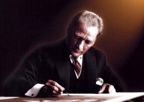 <p>Cumhuriyetimizin kurucusu Büyük Önder Mustafa Kemal Atatürk vefatının 78. yıldönümünde tüm Türkiye'de anılırken, yıldız futbolcular da 10 Kasım'la ilgili paylaşımlarda bulundular. İşte futbolcuların 10 Kasım paylaşımları:</p>
