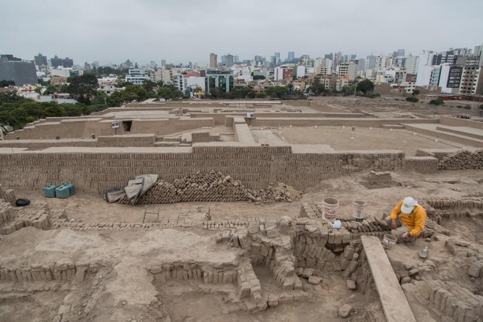 <p>Peru Lima’da şehir içindeki Huaca Pucllana kazı alanında piramit şekline sahip bir mezarlık ve 1,000 yıldan daha eski olduğu belirtilen dört mezar keşfedildi. </p>

