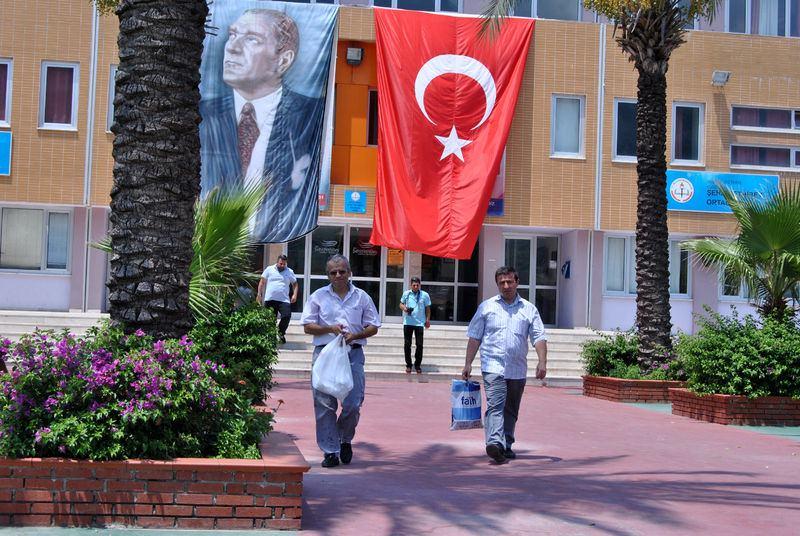 <p>Muğla'nın Milas ve Fethiye ilçelerinde Fethullahçı Terör Örgütü (FETÖ) bağlantısı bulunduğu ileri sürülen 3 okul ve 1 kız öğrenci yurdu kapatıldı.</p>
