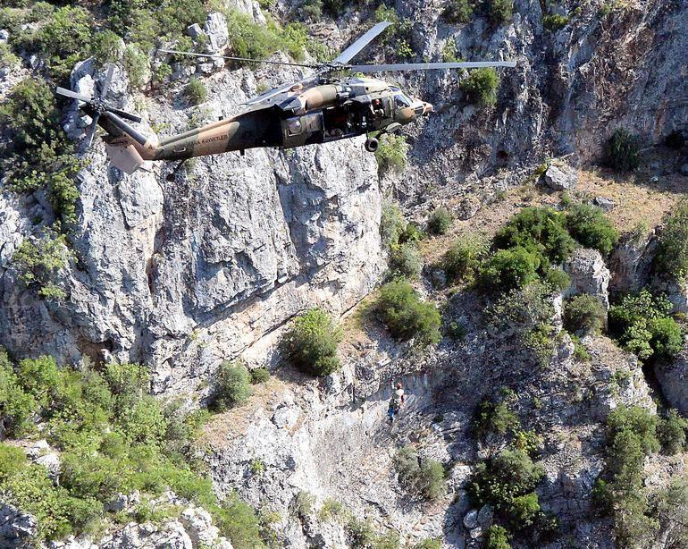 <p>Yaralı Erdal Yalçın, sedyeye konulup halatla helikoptere çekildi. </p>