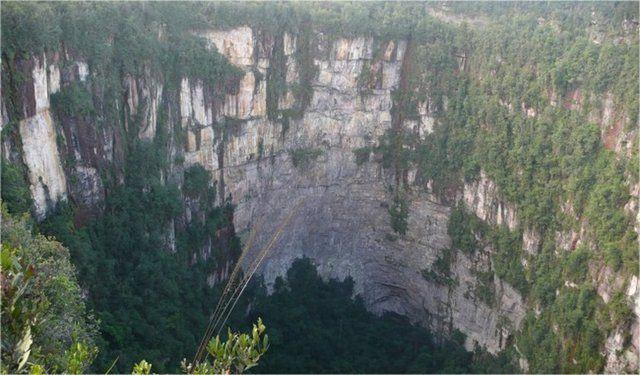 <p>3500 metre yüksekliğindeki bu eşsiz dağda Sima Martel ve Sima Humboldt 2 büyük çukur keşfedilmişir.</p>
<p> </p>