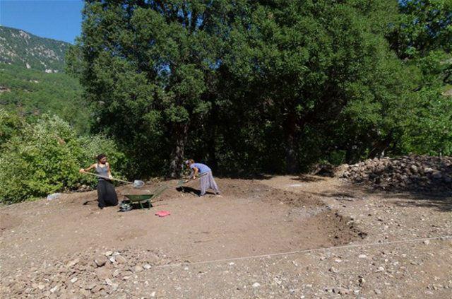 <p>2 gün süren bu tesviye sırasında en üstteki organik bakımdan zengin olan toprak daha sonra yeşillenecek olan çatı için, daha derindeki toprak ise evin duvarlarını oluşturacak olan çuvalları doldurmak için, çıkan taşlar da büyüklüklerine göre (küçük/orta/büyük) temel ve su basmanında kullanılmak için bir kenara ayrıldı.</p>

<p> </p>
