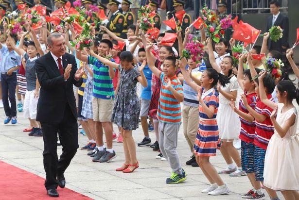 <p><span style="color:#DAA520"><strong>UYGUR SORUNU GÜNDEME GELECEK</strong></span></p>

<p>Erdoğan, yine aynı binada Ulusal Halk Kongresi Başkanı Zhang Dejiang ile görüştükten sonra, mevkidaşı ve Çin Komünist Partisi Genel Sekreteri Xi Jinping tarafından resmi törenle karşılanacak. Taraflar törenin ardından heyetlerarası görüşmeye oturacak. Görüşmede, Suriye ve Irak’taki son gelişmelerin yanı sıra, Uygur sorunun da konuşulması bekleniyor.</p>
