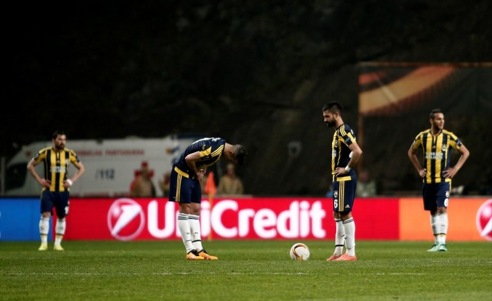 <p><strong>HIRVAT HAKEM, PEREIRA'YI ATTI</strong></p>

<p>43'te hakem Ivan Bebek, Vitor Pereira'yı tribüne gönderdi... Şener Özbayraklı'nın yanlış taç atışı kullandığını belirtmesinin ardından Josef de Souza itirazlarından ötürü sarı kart gördü. </p>

<p>Pereira da aynı itirazlardan ötürü tribüne gönderildi. </p>

<p>Bu bölümde Fenerbahçe kulübesi ve oyuncular gerildi. </p>
