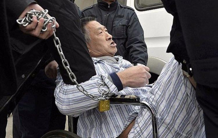 <p>55 yaşındaki adamın ayrılmamak için kendini hastane yatağına kelepçelemesinin de ona bir yardımı olmadı. Chen'in hastaneden atılma anı da objektiflere böyle yansıdı...</p>
