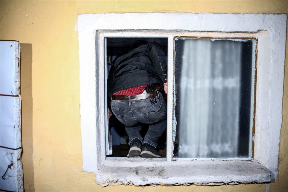 <p>İstanbul Emniyet Müdürlüğü'ne bağlı Narkotik Suçlarla Mücadele Şube Müdürlüğü ekipleri gece 03.00 sıralarında Gaziosmanpaşa'da uyuşturucu tacirlerine operasyon düzenlendi. Dur ihtarına duymayan araçtan polise ateş açıldı. Çıkan çatışmada 1 kişi öldü, 1 kişi yaralandı.</p>
<p> </p>