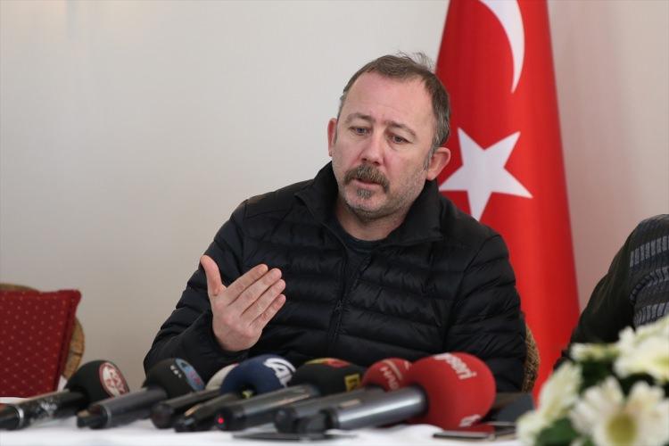 <p>Gelir gelmez takımda etkili olan Yalçın, aldığı 4 galibiyet ve 3 beraberlikle takımı bulunduğu kriz ortamından çıkardı ve puan durumunda 13. sıraya kadar çıkardı.</p>
