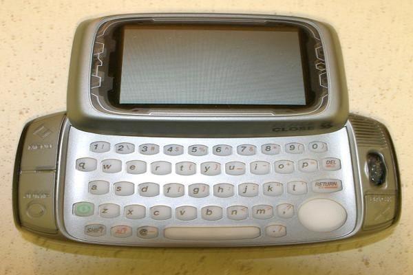 <p><strong>TMobile Sidekick (2002)</strong><br />
Kendiliğinden klavyesi olan bu model, o zamanın en gelişmiş modeli olarak kabul ediliyordu.</p>
