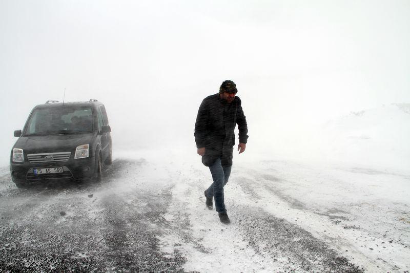 <div>Açıklamada, Ardahan-Artvin yolunun Sahara ile Ardahan-Posof yolunun Ilgar Dağı mevkilerinde yoğun buzlanma ve şiddetli esintinin ulaşımı aksattığı belirtildi. </div>