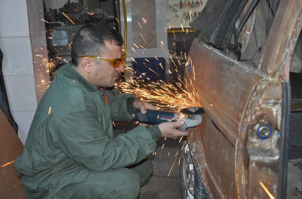 <p>Otomobili yaklaşık 1 yılda, trafiğe çıkabilecek şekilde, 20-25 bin liraya tamir ettiğini belirten Orakcı, şunları kaydetti:</p>
<p> </p>