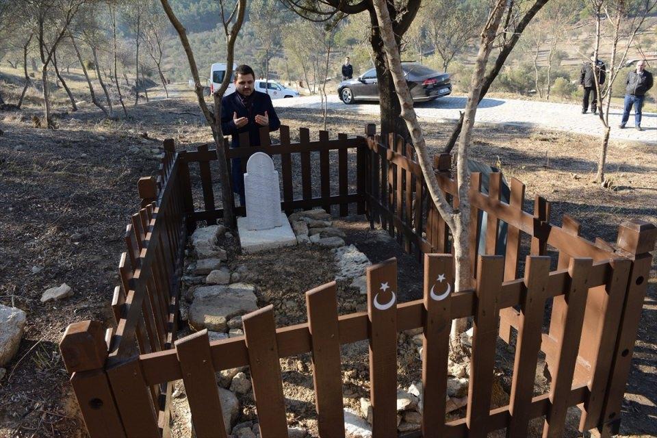 <p>Gelibolu Yarımadası Tarihi Alan Başkanlığı, Çanakkale Savaşları’nın yaşandığı bölgede ve Eceabat ilçesine bağlı Kilitbahir köyü sınırları içinde yeni yapılan Ağadere Ağır Mecruhin Hastanesi ve Şehitliği alanında örtü temizliği çalışması gerçekleştirdi</p>

<p> </p>
