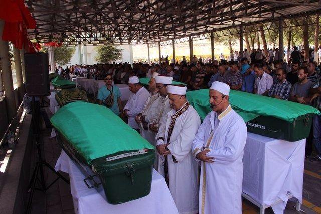 <p>Ankara Cumhuriyet Başsavcılığı tarafından hazırlanan iddianameye göre, Ankara’daki katliamın emrini veren Yunus Durmaz’ın bilgisayarında birçok örgütsel yazışma bulundu. Durmaz’ın IŞİD yöneticisi İlhami Balı’ya yazdığı belirtilen bir mesajda, planlanan saldırılarla ilgili izin isteniyordu. Ankara katliamından 4 gün önce yani 6 Ekim 2015’te yazıldığı düşünülen metinde “Gaziantep’te suikast ve mıknatıslı bomba ameli yapmak için izin istiyoruz” ifadesi yer almıştı. Acil cevap istenilen metinde, “Bugünlerde düğün var. ‘Tamam’ derseniz amel yapacağız inşallah” yazması da Ankara iddianamesinde yerini almıştı.</p>

<p> </p>
