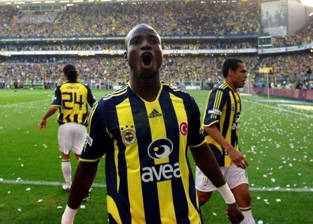 <p><strong>"GALATASARAYLILAR SAMANDIRA'YI BASTI"</strong></p>

<p>Eski Fenerbahçeli Stephen Appiah 2006’daki 4-0’lık derbiden önce gördüğü kâbusu anlattı: "O maçın gecesinde Samandıra’da kimse uyumuyordu. Gece 02.00’de bile Daum, futbolcu arkadaşlar ve teknik kadro hâlâ ayaktaydı. Büyük bir heyecan vardı. Galatasaray maçlarına herkes çok farklı bakıyordu. 02.30-03.00 gibi uyumuşum. Ama enteresan bir kâbusla uyandım..."</p>

<p>"Şaşkına dönmüştüm, ter içindeydim. Rüyamda Galatasaraylı futbolcular ve taraftarlar Samandıra’yı basmıştı. Hatta birçoğu savaş boyaları bile sürmüştü. En net hatırladığım Hakan Şükür ve Mondragon’du. Herkesin elinde kesici aletler var ama Mondragon’un elinde otomatik büyük bir silah vardı."</p>
