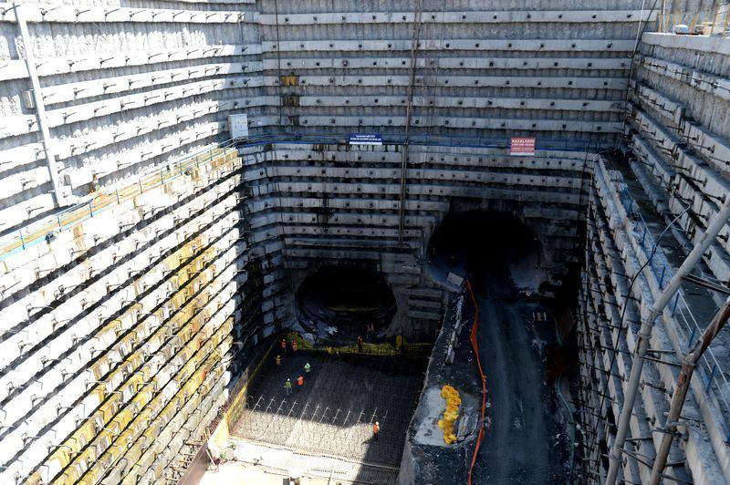 <div>Toplam tünel uzunluğu 5 bin 400 metre olan projenin Boğaz'ın altında kalan 3 bin 340 metrelik kısmı 490 günde geçildi.</div>
<div> </div>