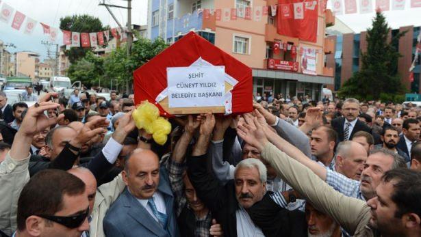 <p>Uğradığı saldırı sonrası hayatını kaybeden Gürsu İlçesi Belediye Başkanı Cüneyt Yıldız için belediye önünde tören düzenlendi.</p>

<p> </p>
