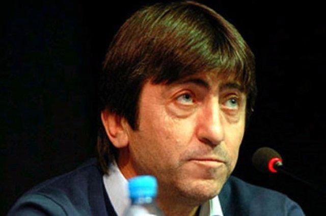 <p>Rıdvan Dilmen: Sergen şu halinle çıksan Koller’in ayağından top alır mısın? </p>
<p>Sergen: Alırım tabi sen de alırsın. Koller’e ver topu, aç önünü de yine de 20 metre süremez.</p>