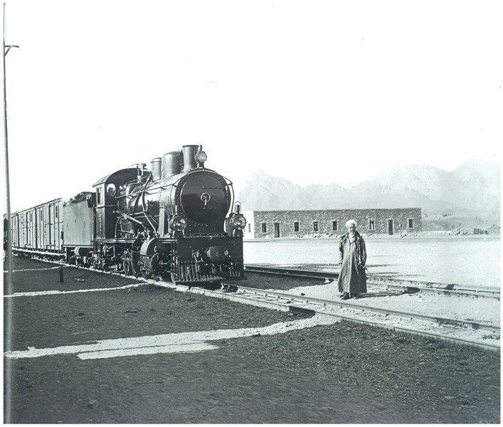 <p><strong>MEDİNE-İ MÜNEVVERE TREN İSTASYONU</strong></p>
<p>1900’lerde yapımına başlanan Hicaz Demiryolu inşaatı ve 1 Eylül 1908’de Medine-i Münevvere’ye varışı. Sultan Abdülhamit han tarafından yaptırılan tren projesi ile önce Medine’ye oradan Mekke’ye kutsal yolun yolcuları taşınmıştı. Medine haremine giren trenin raylar üzerindeki demir tekerleklerinin gürültüsü Hz. Peygamber (s.a.v)i kabrinde incitmesin diye rayların altına keçe döşenmişti. </p>
