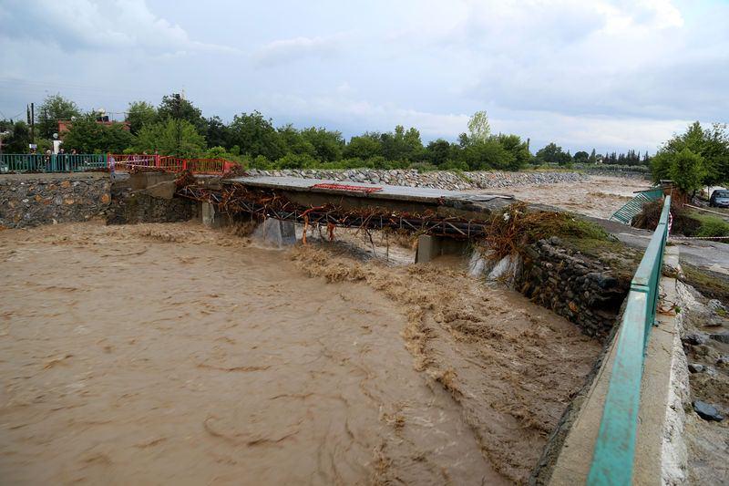<p>Hatay'ın Dörtyol ilçesinde dün akşam saatlerinden bu yana etkili olan kuvvetli yağış sele yol açtı. Deliçay ve Tümçay derelerinin taşması sonucu Övülbek Mahallesi mevkisinde etkili olan sel, su baskınlarına yol açtı.</p>
