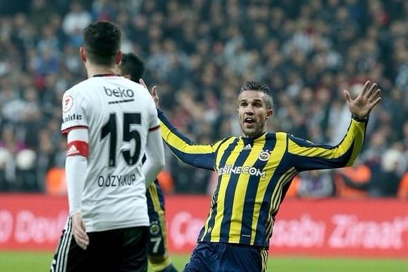 <p><strong>OĞUZHAN SINIFTA KALDI! </strong></p>

<p>Şenol Hoca'ya nasıl davranması gerektiğini anlatamam ama Oğuzhan'a söylerim. Türk lidersen takım içinde zihnen ayakta kalman lazım. Beşiktaş eğer Oğuzhan zihnen ayakta kalsaydı Şenol hoca Talisca'yı çıkarmak zorunda kalmazdı. Oğuzhan'ın bu tip durumlarda kendini ispat etmesi lazım. Oğuzhan'ın yüksek futbol yöneteniğini bir iktidara dönüştürmesi gerekiyor. Her türlü maçta. Bu aşamayı kaydettiği zaman o 25-30 milyon Euro'lar olur. Oğuzhan sınıfta kaldı kusura bakmasın.</p>

