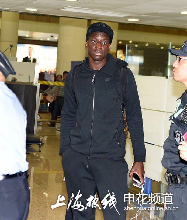 <p>Shanghai Shenhua’ya transfer olan Demba Ba dün Çin’e giderken adeta krallar gibi karşılandı. Çinli futbolseverler, golcü futbolcuya Şangay havaalanında büyük sevgi gösterisinde bulundu.</p>

<p> </p>
