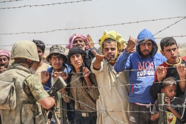 <p>Bölgede 40 dereceye ulaşan sıcaktan etkilendikleri gözlenen çoğunluğu kadın, çocuk ve yaşlılar, sınırdan geçtikten sonra kayıt merkezine alınıyor.</p>
