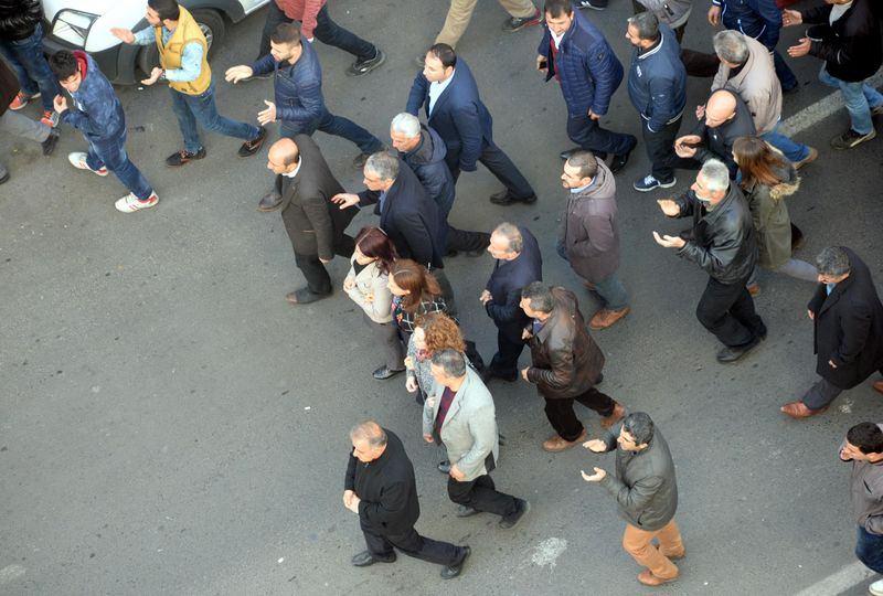 <p>Çatışmaların sürdüğü 6 mahallede yaklaşık 30 bin kişi yaşıyordu, çatışmalar nedeniyle buralardan göç edenler oldu.</p>