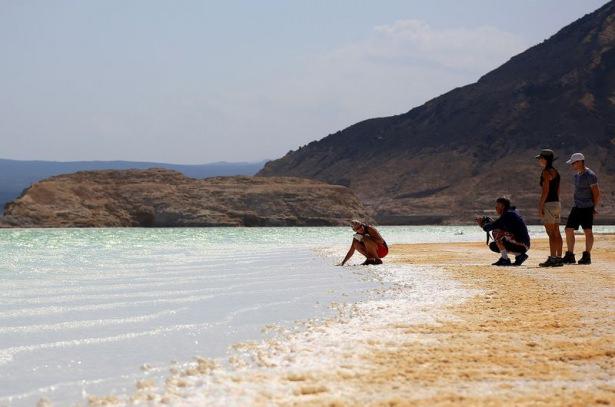 <p>Deniz seviyesinden 156 metre aşağıda ve Afrika kıtasının "en al&ccedil;ak noktası" &ouml;zelliğini taşıyan Asal krater g&ouml;l&uuml; beyaz, yeşil ve mavi renklerin buluştuğu g&uuml;zel bir tabloyu andırıyor.</p>
