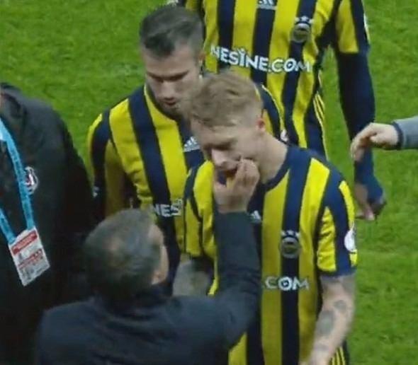 <p><strong>'OYUNA GELMEYECEKSİN, DOKUNMAYACAKSIN' </strong></p>

<p>Hocanın teması kabul edilebilir bir şey değil. O kadar sert bir durum olmasa da ne olursa olsun dokunamazsınız. Batıda görürsünüz burun buruna gelirler ama dokunmazlar. Oyuna gelmeyeceksin dokunmayacaksın. Geçen sene Pereira da bir kaç defa böyle temaslara girdi. Bir kere oyuncu ile muhattap olmamaları gerek teknik adamların bir klas farkı vardır. Fiziki müdahale hiç kabul edilebilir bir şey değil...</p>
