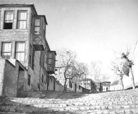 <p>Müvezzi Caddesi (1930'lu yıllar. Çırağan) Beşiktaş Lisesi'nin karşısı</p>
