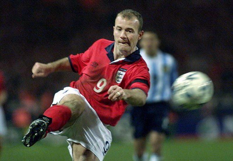 <p><strong>ALAN SHEARER</strong><br />
<br />
Newcastle United denince akla ilk gelen, siyah beyazlı çubuklu forması ve 9 numarasıyla İngiliz futbol efsanesi Alan Shearer... 1996 yılında Blackburn'den Newcastle'a transfer olan Shearer tam 10 yıl aralıksız Newcastle United forması giydi ve kariyeri boyunca Premier Lig'de 260 gole imzasını attı. </p>
<p> </p>