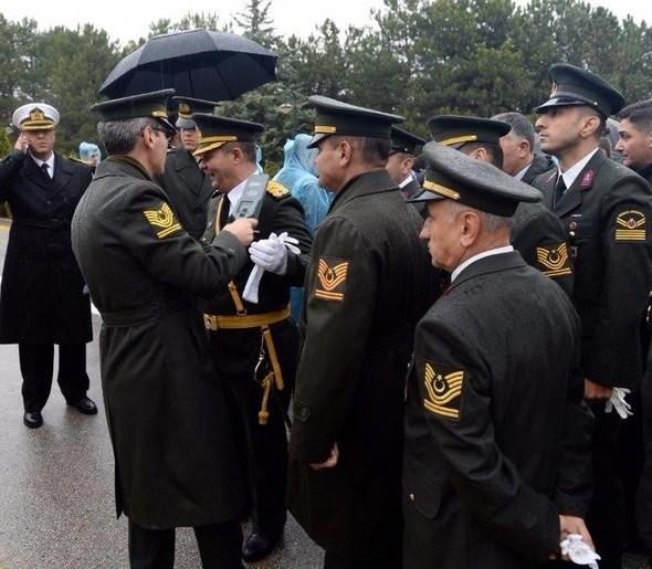 <p> Meclis ve Anıtkabir girişleri kamyonlarla kapatıldı. Anıtkabir’in etrafındaki bütün yollar trafiğe kapatıldı. Törenler için gelen askerler de dahil herkes tek tek aranarak Anıtkabir’e alındı.</p>
