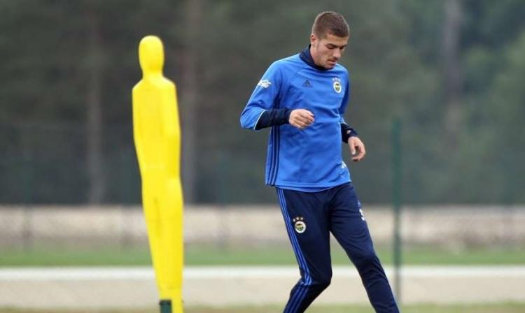 <p><strong>ROMAN NEUSTADTER </strong>| <strong>GİTMELİ | </strong>Ön libero için fazla silik, stoper için de fazla yumuşak. Gelecek her teklife açık olunmalı...</p>
