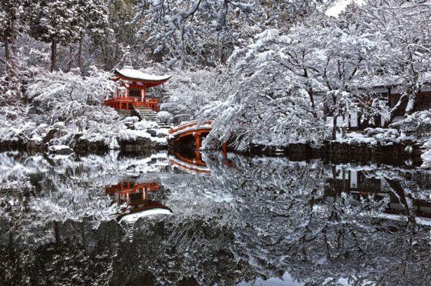 <p>Kar yağışı sonrası Japonya'daki Kyoto tapınağı.</p>
