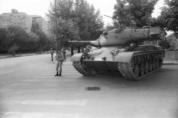 <p> 12 Eylül 1980 sabahı sokağa çıkma yasağı ilan edildi. </p>