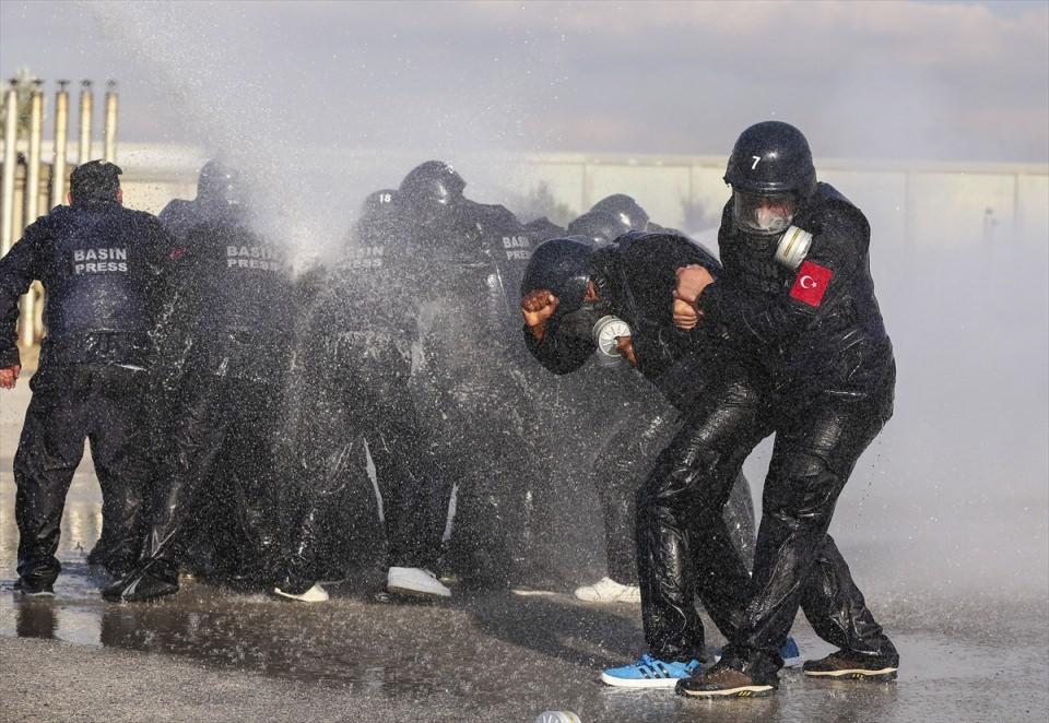 <p>Habercilere ayrıca uzmanlarca "Yakın Savunma", "İlk Yardım", "Toplumsal Olaylarda Ekipman Kullanımı", "Araç Güvenliği ve İleri Sürüş Teknikleri" ile "Suda Hayatta Kalma" konularında teorik derslerin yanı sıra uygulamalı eğitim verildi.</p>
<p> </p>