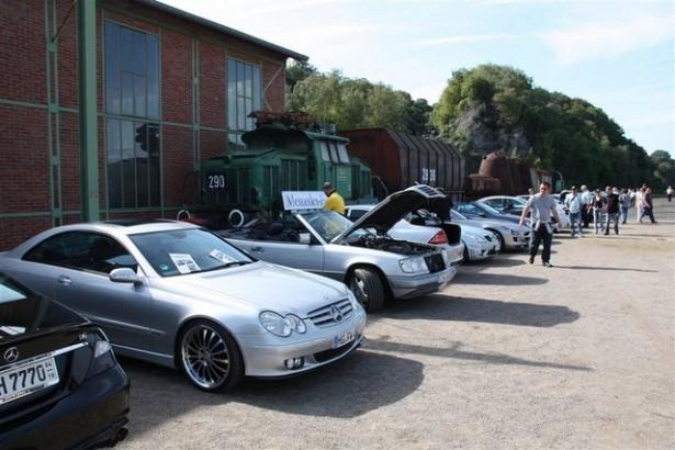 <p>Mercedes severler Almanya'nın Hattingen kentinde buluştu. Mercedes kulübü tarafından her sene düzenlenen etkinlik kapsamında Mercedes klasikleri ve son model Mercedes'ler bir araya geldi. İşte o otomobiller....</p>
<p> </p>