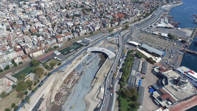 <p>Tünel inşaatının büyük ölçüde tamamlanmasının ardından bağlantı yollarına hız verilirken,pek çok noktaya "Avrasya Tüneli" tabelaları konuldu ve açılışa kadar üzerleri kapatıldı.</p>
<p> </p>