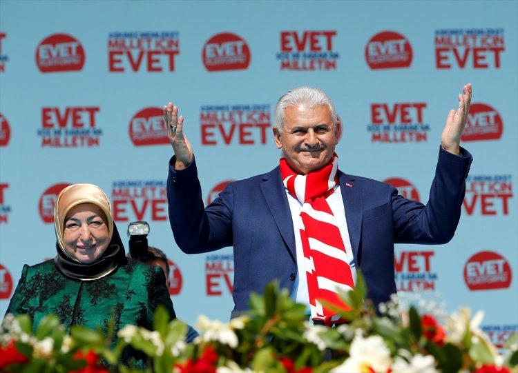 <p>Başbakan Binali Yıldırım ve eşi Semiha Yıldırım, İzmir Gündoğdu Meydanında düzenlenen "İzmir Buluşması"na katıldı.</p>
