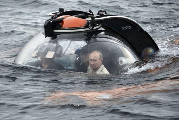 <p>Rusya Devlet Başkanı Putin, Sivastopol'de Rusya Coğrafya Vakfı'nın 170. yıldönümü dolayısıyla düzenlenen etkinlikler kapsamında, deniz gözlem aracı "bastikafla" Karadeniz'in derinliklerine daldı.</p>

<p><strong><a href="http://video.haber7.com/video-galeri/58355-putin-deniz-gozlem-araci-ile-karadenize-daldi" target="_blank"><span style="color:rgb(255, 255, 0)">HABERİN VİDEOSU İÇİN TIKLAYIN...</span></a></strong></p>
