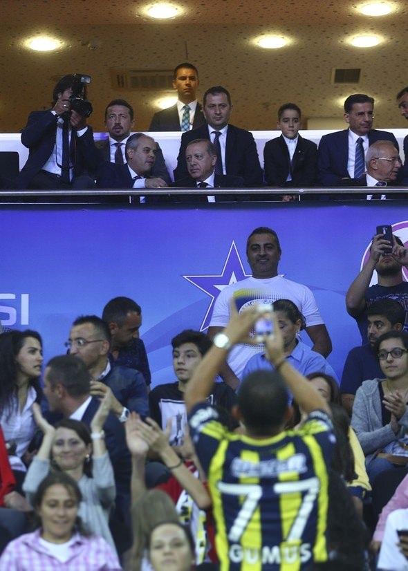 <p>Cumhurbaşkanı Recep Tayyip Erdoğan da müsabakayı izlemek için salona geldi ve büyük bir sürpriz yaptı. </p>
