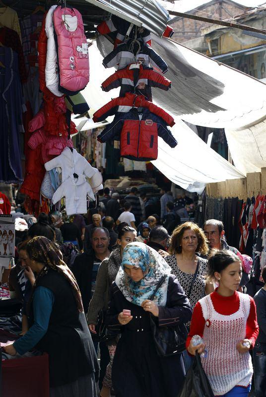 <p>Ankara'da İtfaiye Meydanı, Ulus Hali ve Çıkrıkçılar Yokuşu'nda Kurban Bayramı öncesi alışveriş telaşı yaşanır.</p>