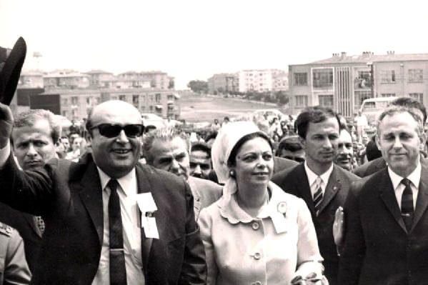 <p>Bahçelievler 'deki PeReJa Kolonya Fabrikası'nın açılış töreni (1967) Arkada Bakırköy İncirli semti görünüyor.</p>
