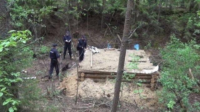 <p>Ormana yerleştiğinde yanına iki tavuk götürdüğünü söyleyen kişi, "Onları ilk günlerde bitirdim. Daha sonra ağaç dallarını suda pişirdim. Bence açlıktan ölmem." dedi.</p>
<p> </p>