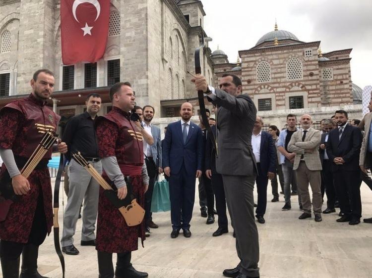 <p>"Ben inanıyorum ki 26 Ağustos'ta Sayın Cumhurbaşkanımızın da katılmasıyla, orada yapılacak okçuluk ve etnospor etkinlikleriyle gençlerimizin orada sabahlamaları, manevi havayla beraber fetih ruhunu kazanmalarıyla geleceğe daha güçlü bir şekilde yürüyeceğimize inanıyorum.</p>
<p><span style="color:#FFD700"><strong>'BİZ BİN YILDIR BU TOPRAKLARDAYIZ' </strong></span></p>
<p>Bu bir süreç. Gençlerimizin ne kadar kutlu bir topluluktan geldiklerini anlamaları için önemli bir süreç. Tüm dünyaya şunu göstermeliyiz. Biz bin yıldır bu topraklardayız. Gidecek başka yerimiz yok. Şu anda bize yapılan içeriden ve dışarıdan gelen her türlü saldırıya karşı 'Bu topraklar bizim topraklarımız. Bu topraklarda şehit olacağız.' demeliyiz."</p>